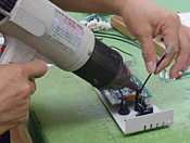 理化学機器など精密機器の組立・検査・調整・梱包に対応